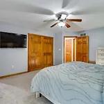 Stroudsburg Home With Hot Tub And Game Room!