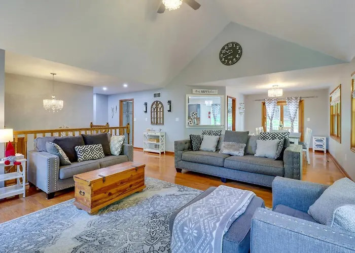 Stroudsburg Home With Hot Tub And Game Room!