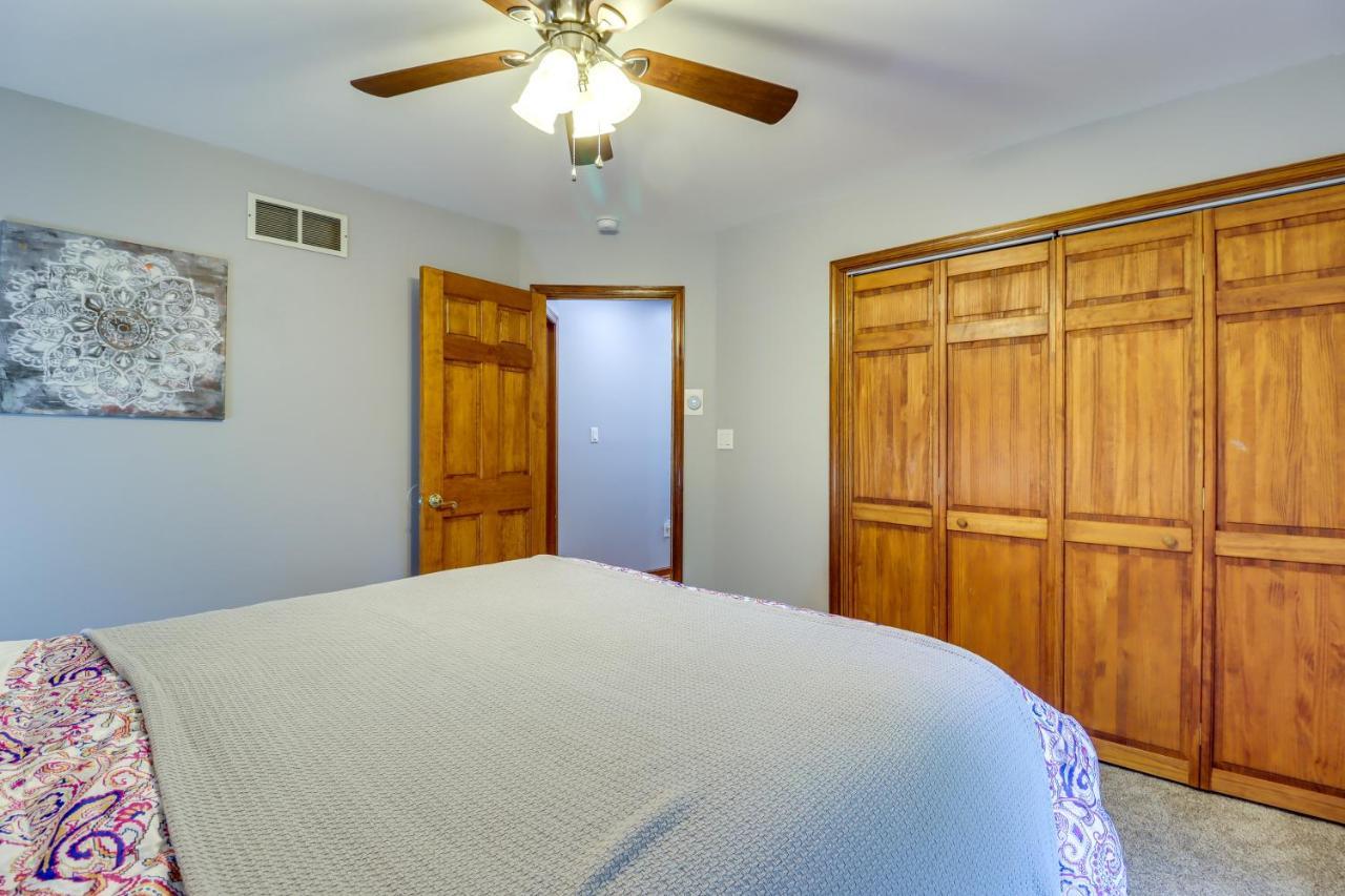With Hot Tub And Game Room! Holiday home Stroudsburg