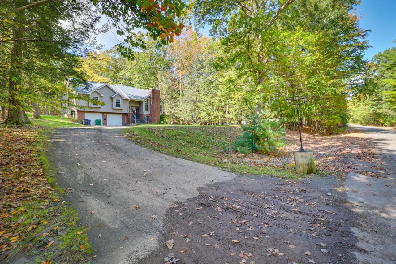 With Hot Tub And Game Room! Holiday home Stroudsburg